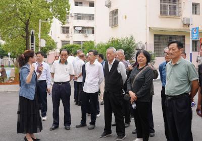 咸安区组织老干部参观考察城区老旧小区改造工作