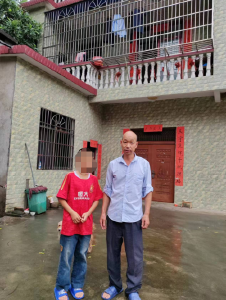 他纵身一跃！下河救起落水少年