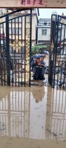 暴雨中，他们伸来施救的援手