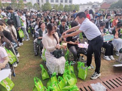 咸宁市横沟高中为高三学子举行毕业典礼暖心送考活动