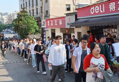 场内有你，场外有我！高考现场他们并肩“作战”