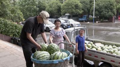 咸安爱心企业购买三千斤滞销西瓜情暖防汛一线