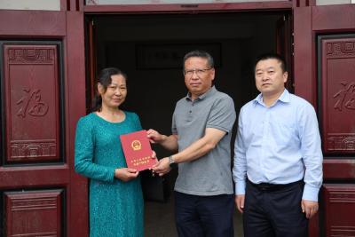 咸安区“农村建房一件事”改革成功落地，颁发全市首本农村不动产证