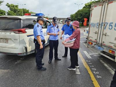 （长江云）耄耋老人出门迷路 咸安城管联手民警暖心救助送其回家 