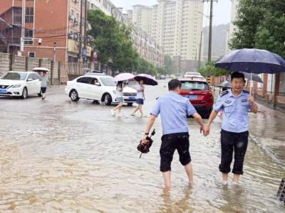 暴雨突袭，咸安交警全力迎战！！！     