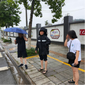 区城管执法局：市民遭遇烦心事 城管及时伸援手