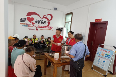利民社区：关爱环卫工 夏日送清凉