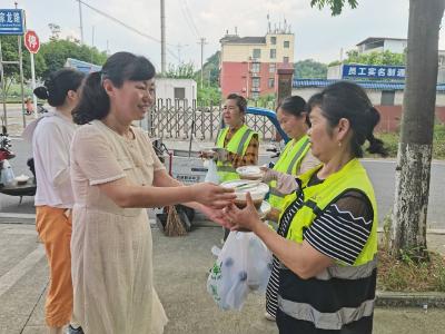 双龙社区“桂乡管家”走上街头为环卫工人送清凉