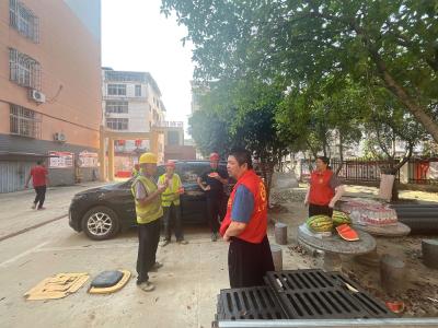 文笔路社区：夏日消暑送清凉 心系一线施工者