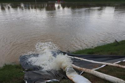 官埠桥镇：暴雨致村组内涝 村委紧急排水