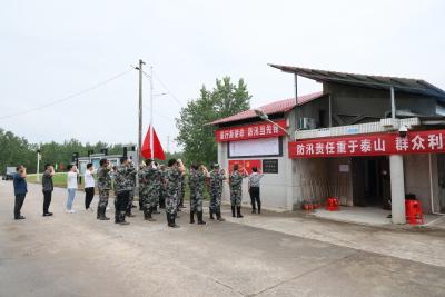 让党旗在江堤防汛哨所高高飘扬