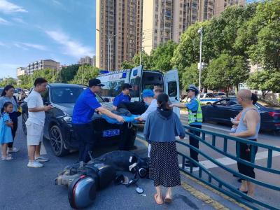 路遇突发交通事故 “城管蓝”热心相助