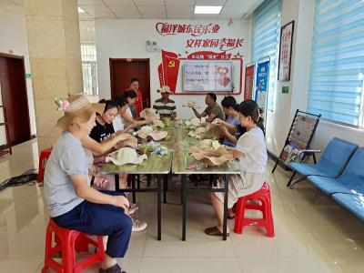 车站路社区举行“七夕花韵  ‘帽’美如诗”手工活动