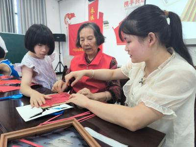 双龙社区：巧手剪纸 传承七夕文化