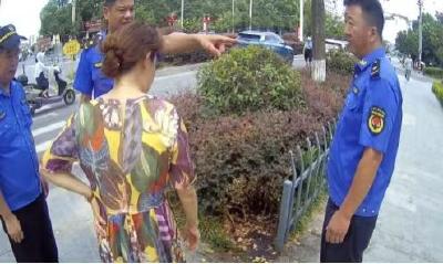 随意倾倒油污“毁绿”，一餐饮店领罚单 