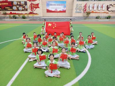 咸宁市第三实验小学开展“我和国旗合影”活动