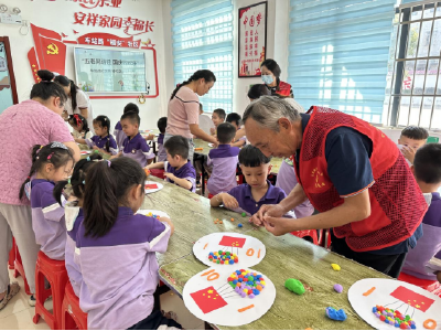 车站路社区：“五老”同萌娃 国庆同欢乐