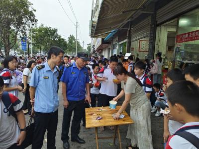 咸安城管：多部门联合整治，温暖守护校园周边环境