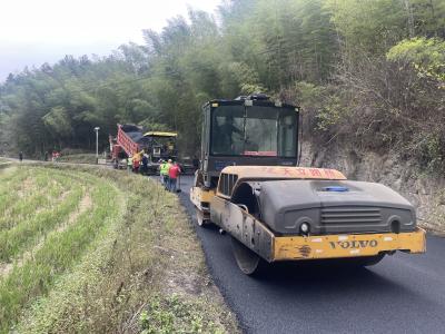 咸安区交通局为驻村通组公路“换新装”