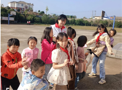 五感寻秋校园行 咸安区横沟桥镇杨畈高级小学新学期第二次心理健康教育讲座