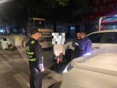 区城管执法局：路遇伤者施援手，暖心救助显担当