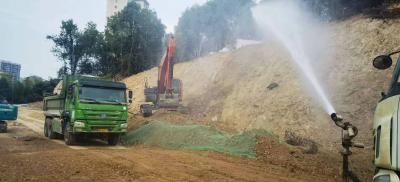区城管执法局：整治车辆“抛撒滴漏” 守护道路安全洁净