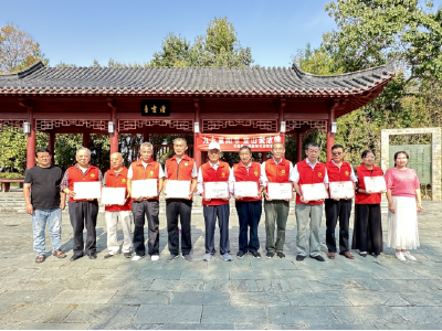 文笔路社区：九九重阳节 登山聚浓情