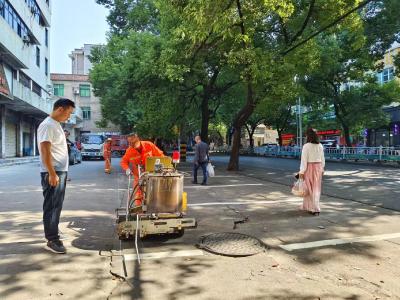 闲置空地“变身”停车场 咸安城管积极缓解停车难