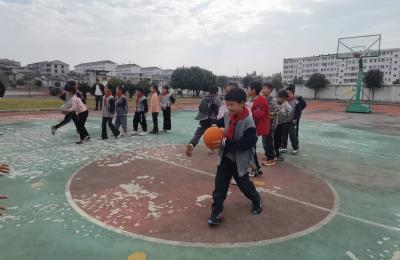 团区委“送课下乡”点亮青少年篮球梦