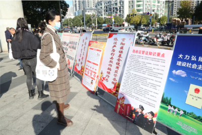 咸安税务：税宣与普法同行 助推法治社会建设