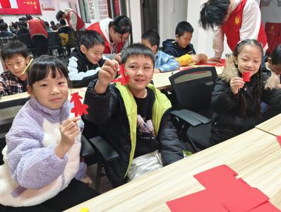 梅园社区：趣味剪纸艺术 点亮文化之光