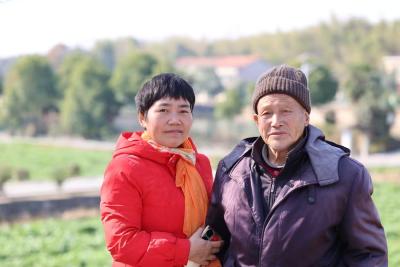 陪老父亲出去走走