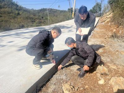 咸安：打通群众出行路、致富路