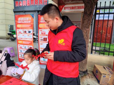 碧桂园社区：甜香麻花绕小年 精美窗花映新岁