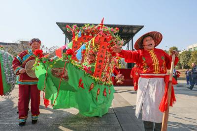 【新春走基层】组图：咸安高桥“村晚”精彩上演，民俗歌舞共庆新春佳节