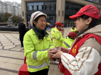 温泉街道：粥香四溢迎腊八 共筑温馨邻里情