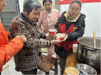 凤凰社区：暖暖腊八粥，温馨邻里情