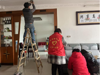 万年路社区：“小小”烟感器 筑牢安全“防火墙”
