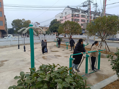健身器材进社区 惠民顺意暖人心