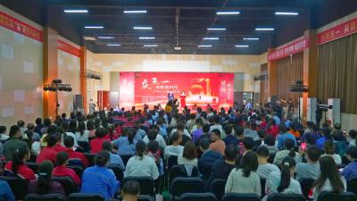 劳动创造幸福 银龄助力发展  咸安举办致敬新时代“产业工人”主题文艺汇演
