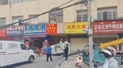 咸安城管快速消除高空坠患 守护市民“头顶安全”