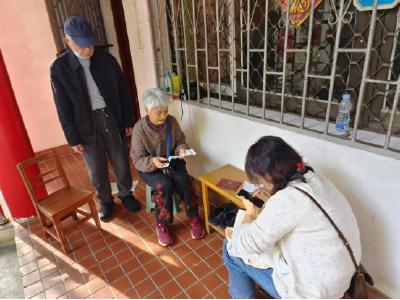 滨河社区“爱心代办队”暖心服务高龄老人
