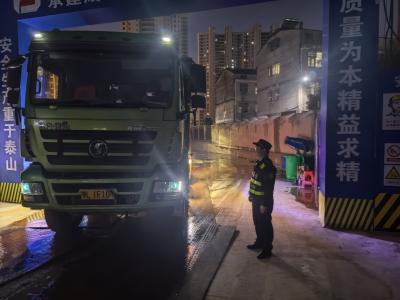 咸安城管：开展渣土车专项整治行动   