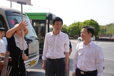 区领导看望慰问2025咸宁马拉松啦啦队志愿者和工作人员