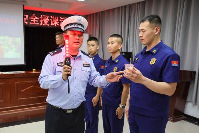 咸安交警走进消防特勤站 共筑交通安全防线