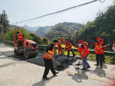 【五大行动 咸安实践】沥青热浪映春耕 咸安农管所“养护+升级”双线作战保畅通
