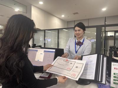 咸安区发放首张“个转企”直接变更登记营业执照