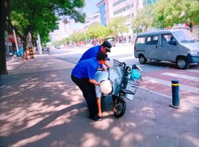 烈日下的生命守护！咸安城管队员紧急施救晕倒市民