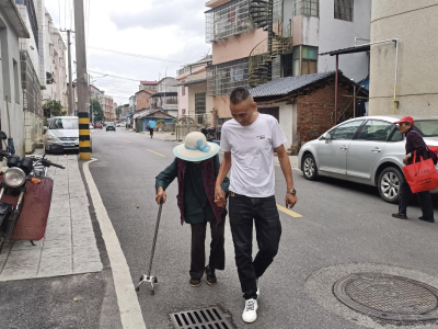 凤凰社区：暖心！“桂乡管家”助迷路老人回家