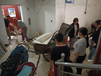 阳光社区：楼道清理“净”行时 安全畅通无“堵”碍